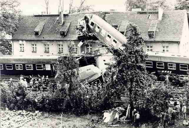 Katastrofa Kolejowa w Terespolu Pomorskim 1987 roku. Jeden z wagonów znajduje się na dachu budynku dawnego dworca PKP a obecnie budynku mieszkaniowego.
